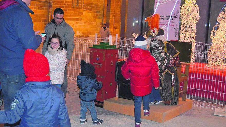 Decenas de niños se acercaro a transmitir sus deseos para el día de Reyes al Paje Real.