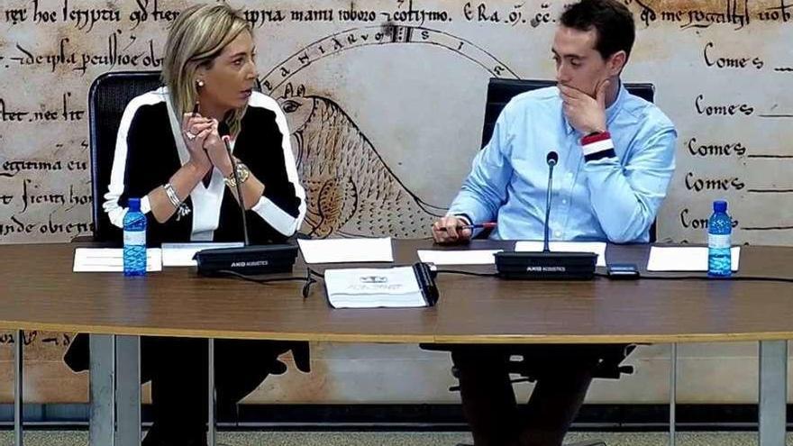 La concejal de Hacienda y el alcalde, en la presentación de los presupuestos.