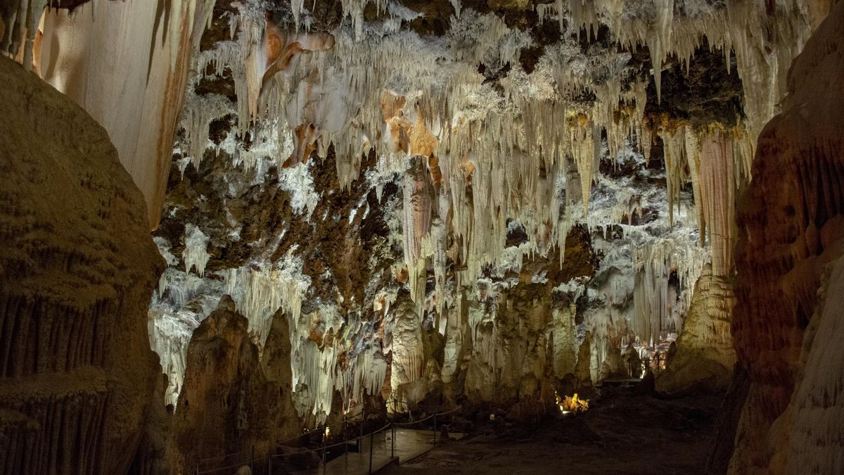 Las Cuevas del Águila fueron abiertas al público en julio de 1964, convirtiéndose en un destino obligatorio para los amantes de lo insólito.