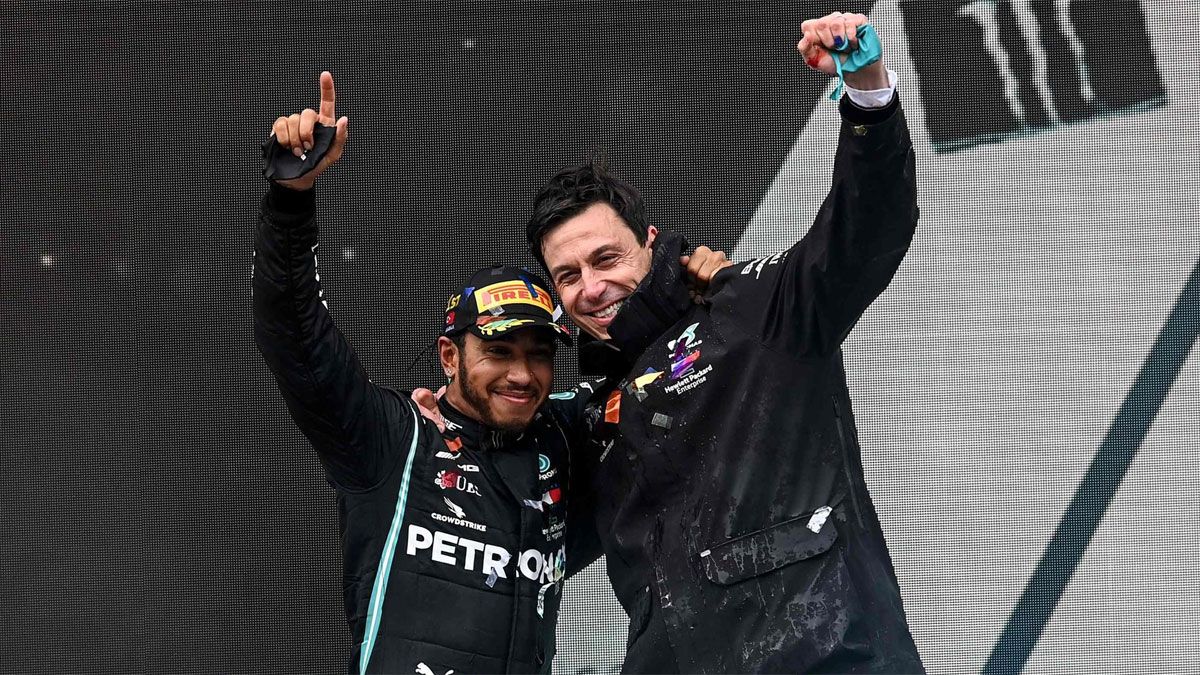Wolff y Hamilton tras conquistar el mundial en 2020