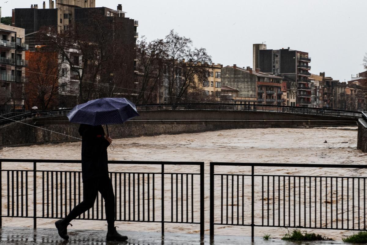 El río Onyar a su paso por Girona durante el temporal de lluvias.