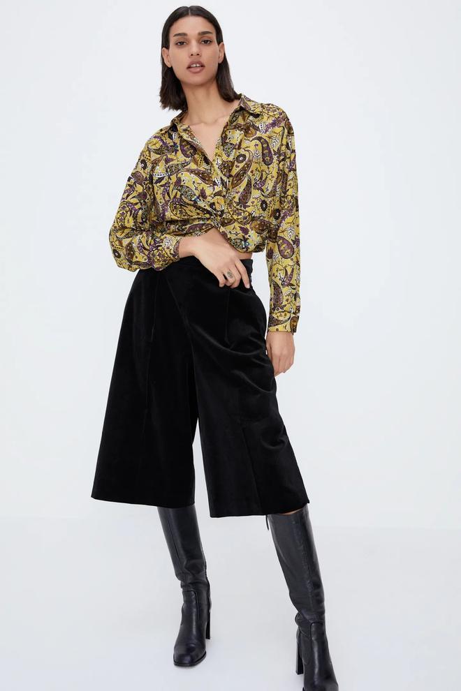 Blusa cropped con nudo y estampado, de Zara (7,99 euros)