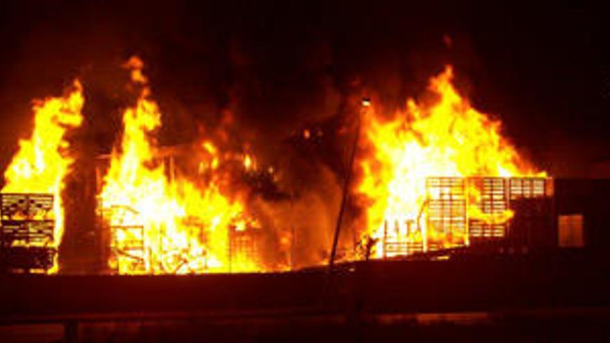 Un incendio produce grandes daños materiales en una nave