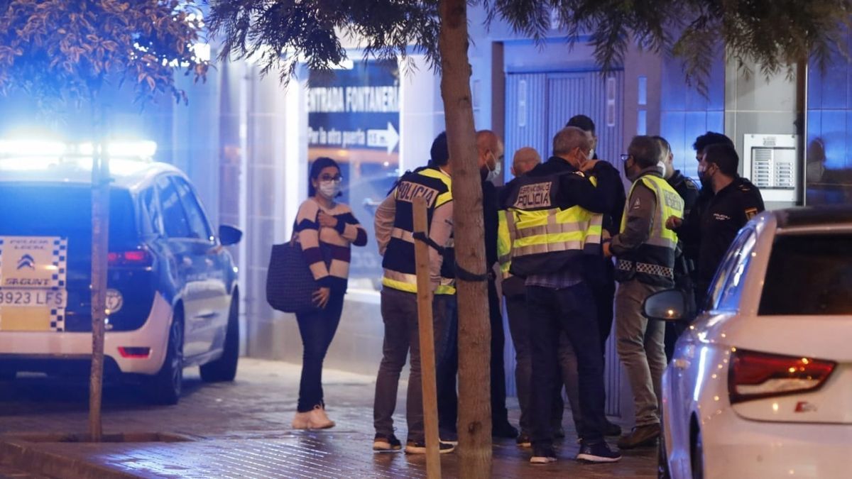 Agentes de la Policía de Sagunto, ante el lugar de los hechos.