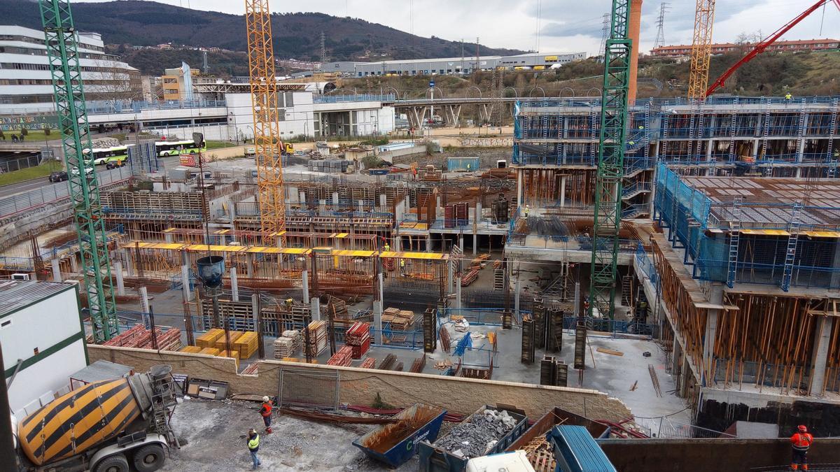 Trabajadores en una obra de construcción de viviendas, en una imagen de archivo.