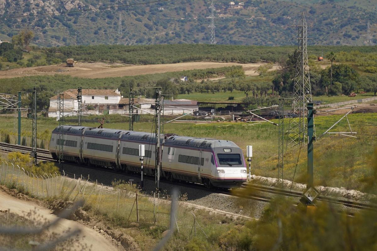 Reapertura parcial de la línea de Alta Velocidad a su paso por Álora, donde quedó sepultada por el desplazamiento de un talud de tierra
