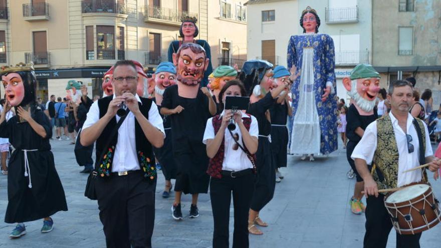 Las comparsas, acompañadas de los gigantes y cabezudos.