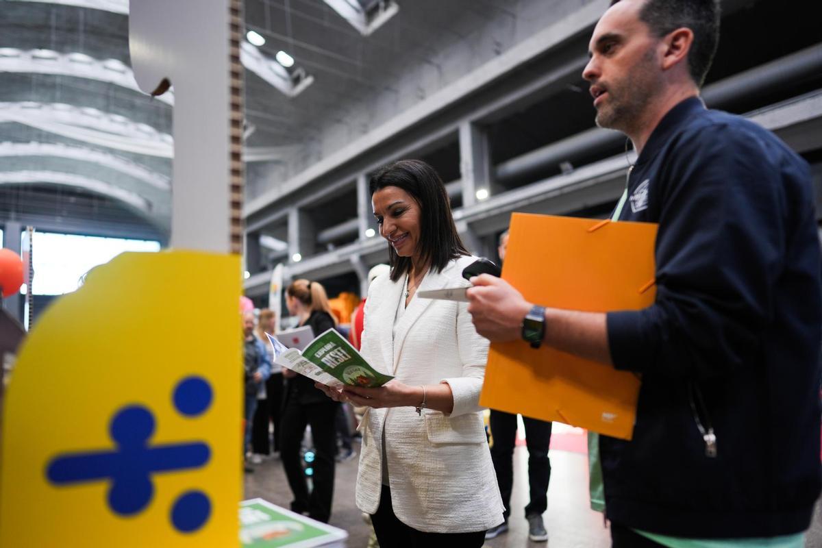 La consejera de Educación, Ciencia y Universidades, Mercedes Zarzalejo, con alumnos participantes en la MBA League.