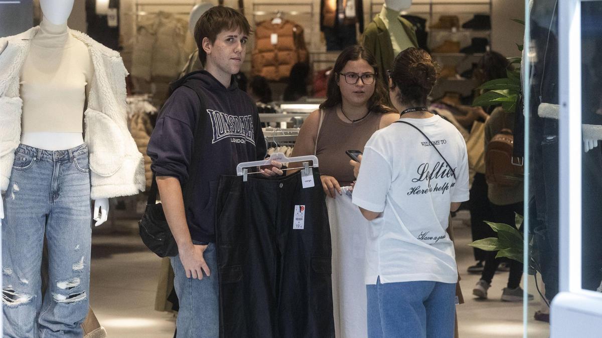 Jóvenes comprando en una tienda del centro de València, en una imagen de archivo.