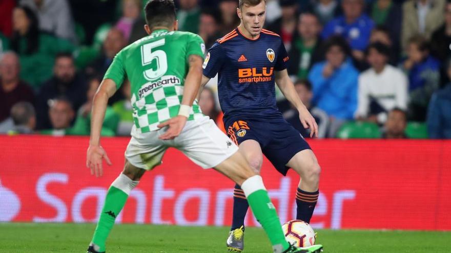 Lato conduce la pelota durante el partido Betis-Valencia CF, de Copa del Rey, de la temporada pasada.