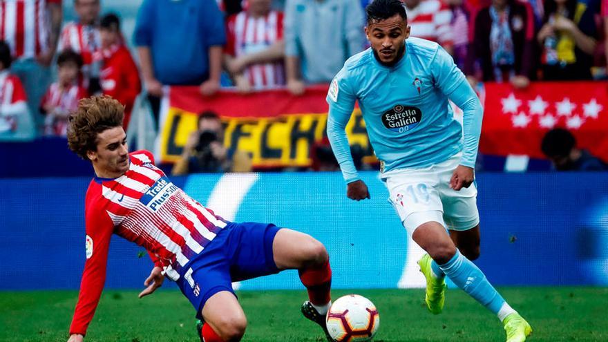 Sofiane Boufal intenta desbordar a Griezmann por velocidad en el partido del sábado en el Metropolitano. // Emilio Naranjo