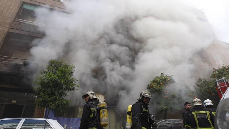 Desalojan 4 bloques de viviendas al arder otro bazar chino