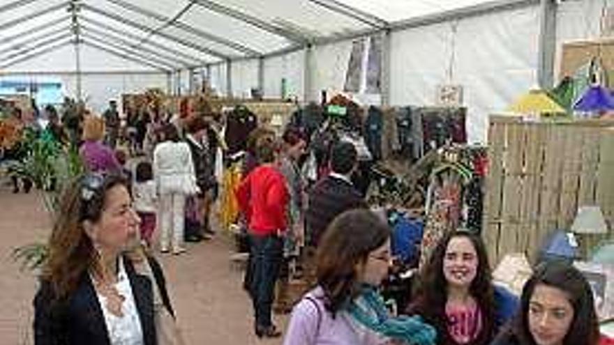 Varias personas, visitando la feria, en una edición pasada.