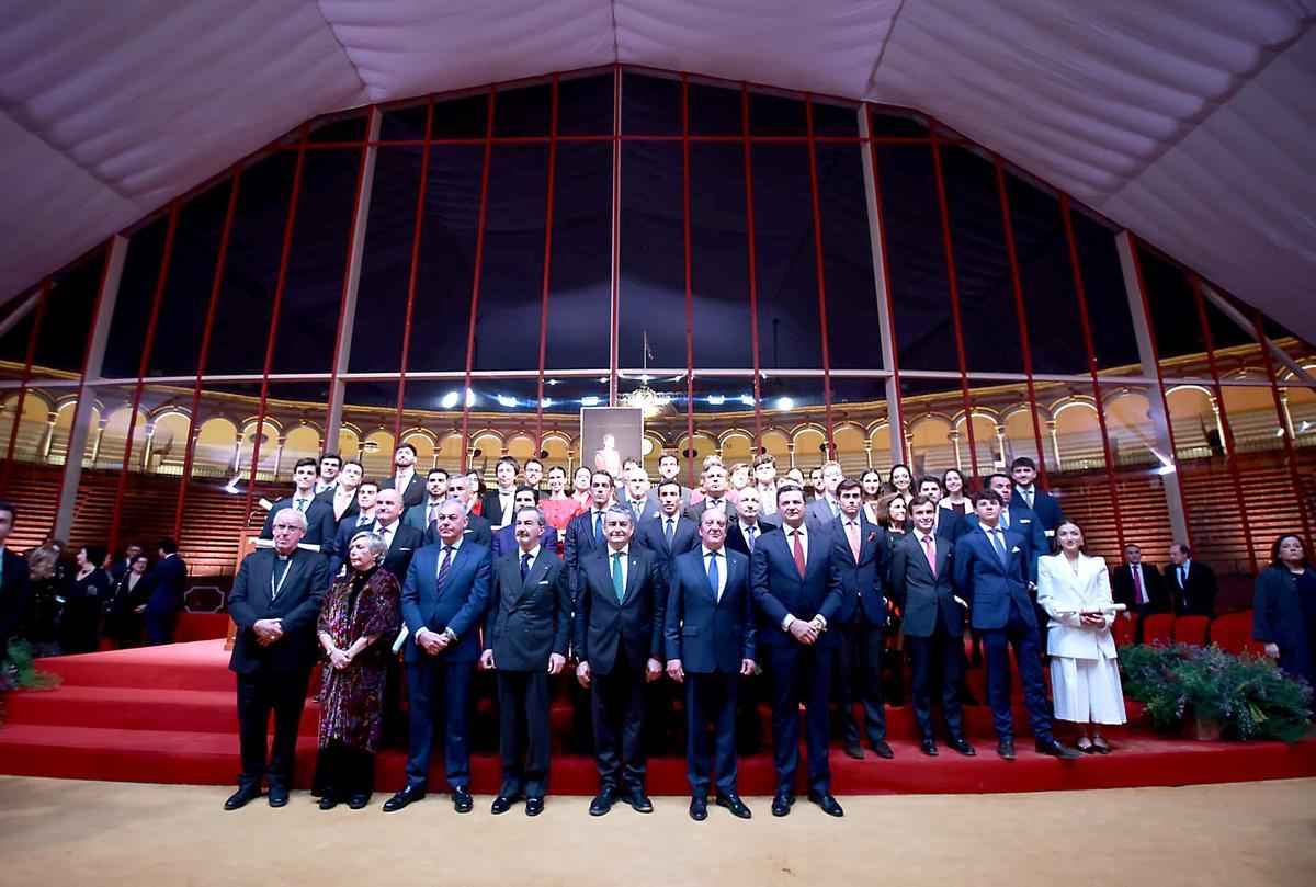 Foto de familia de los Premios Taurinos y Universitarios de la Real Maestranza de Sevilla.