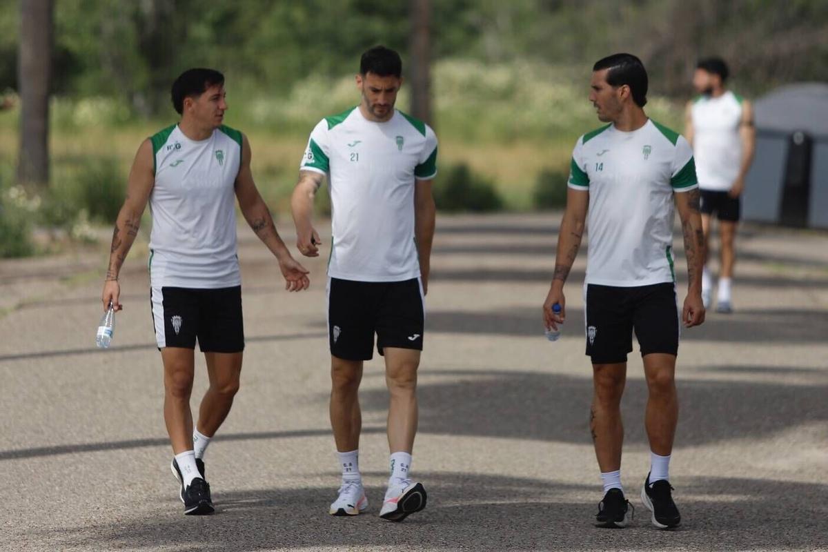 Carracedo, Albarrán y Sergi Guardiola conversando antes del entrenamiento del Córdoba CF esta semana.
