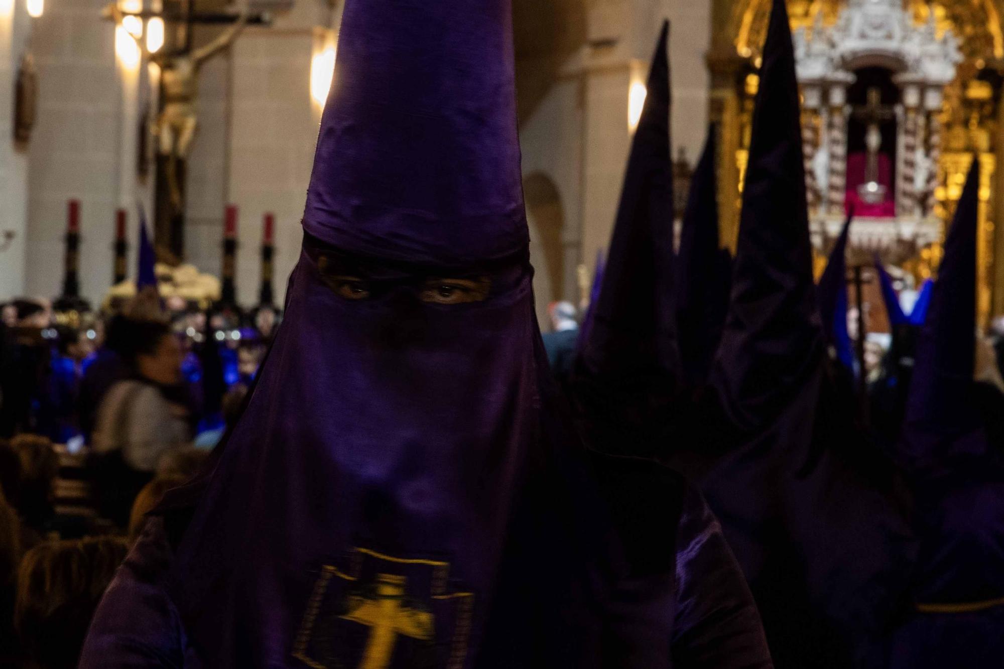 El frio no desluce las procesiones del Martes Santo en Alicante