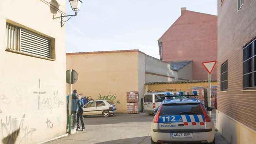 Dos agentes de la Policía Local revisan la documentación de un operador de telefonía en la calle Toro.