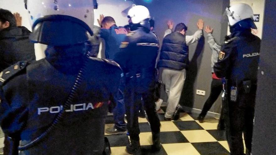 Varios agentes, durante una de las redadas en un local de ocio de Palma.