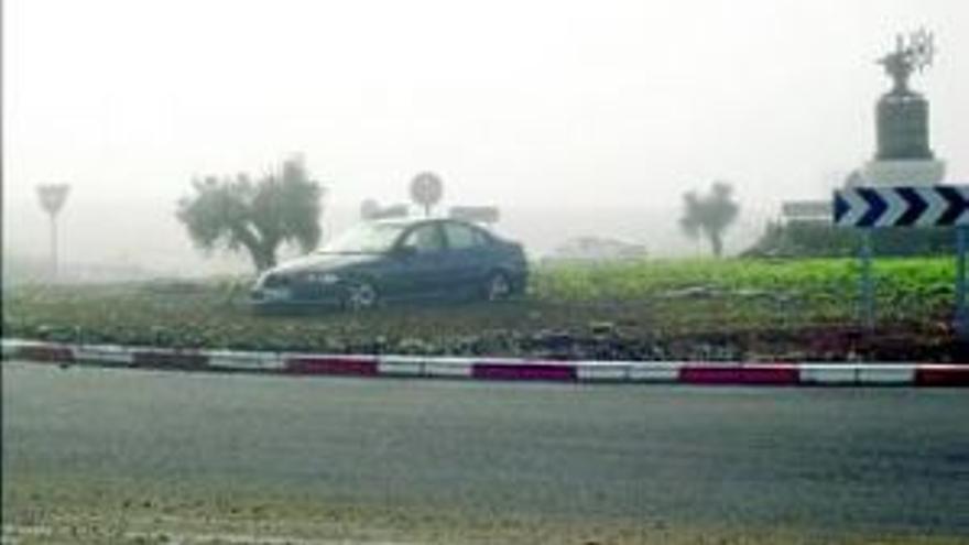 Un coche se sube a una de las rotondas de la circunvalación al sufrir un accidente