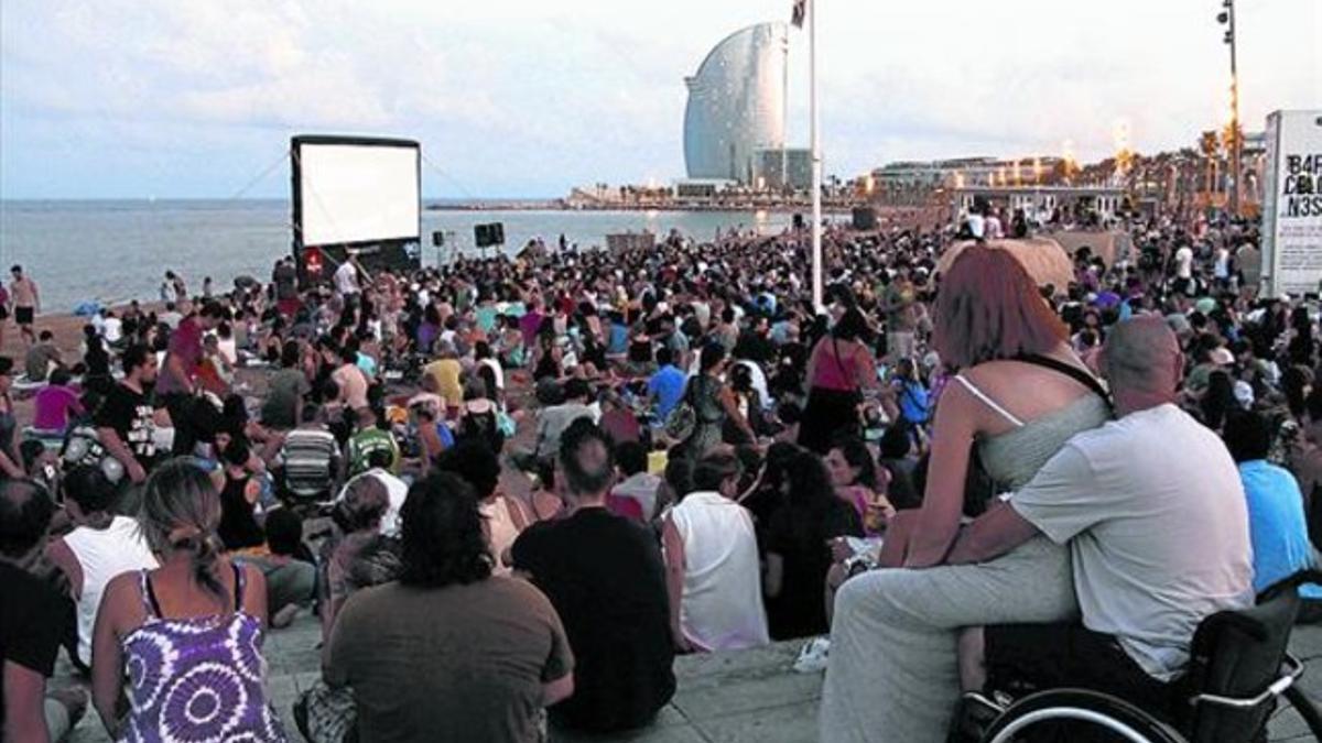 La playa de Sant Sebastià llena de espectadores, en una sesión.