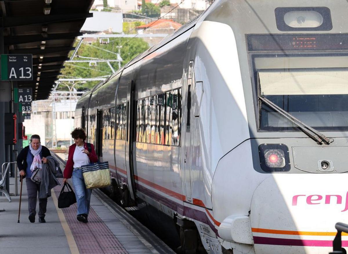 Pasajeros del primer tren
que regresó a Vigo. | Jose Lores