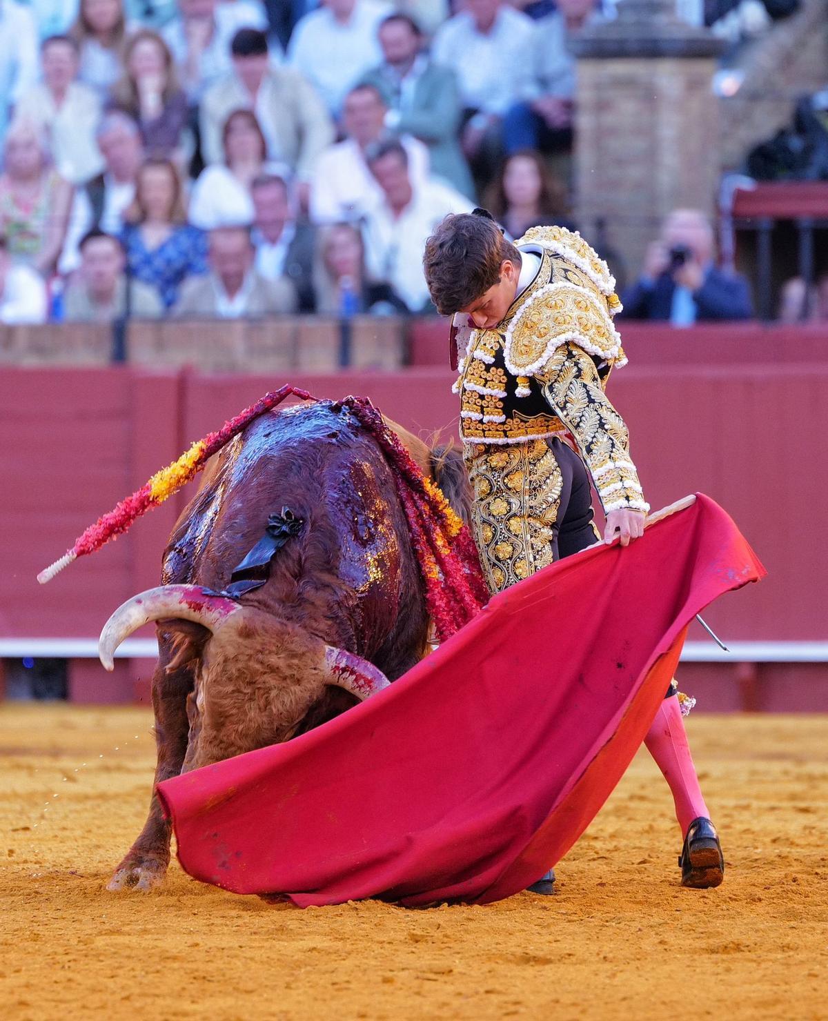 Aaron Palacio cuaja al sexto de la tarde.