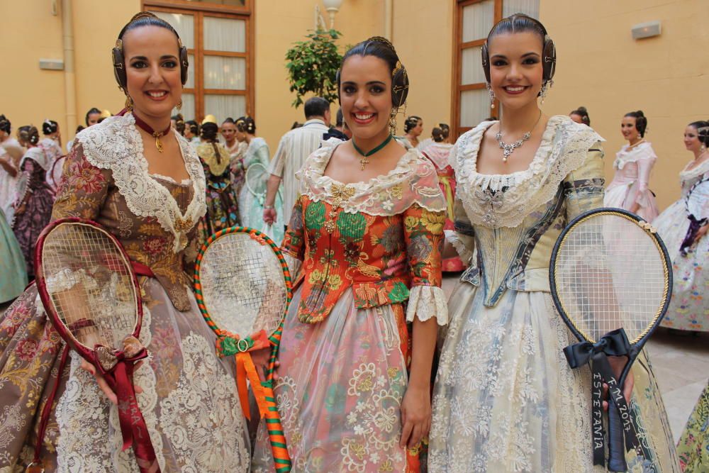 Tres generaciones de falleras en la Batalla de Flores