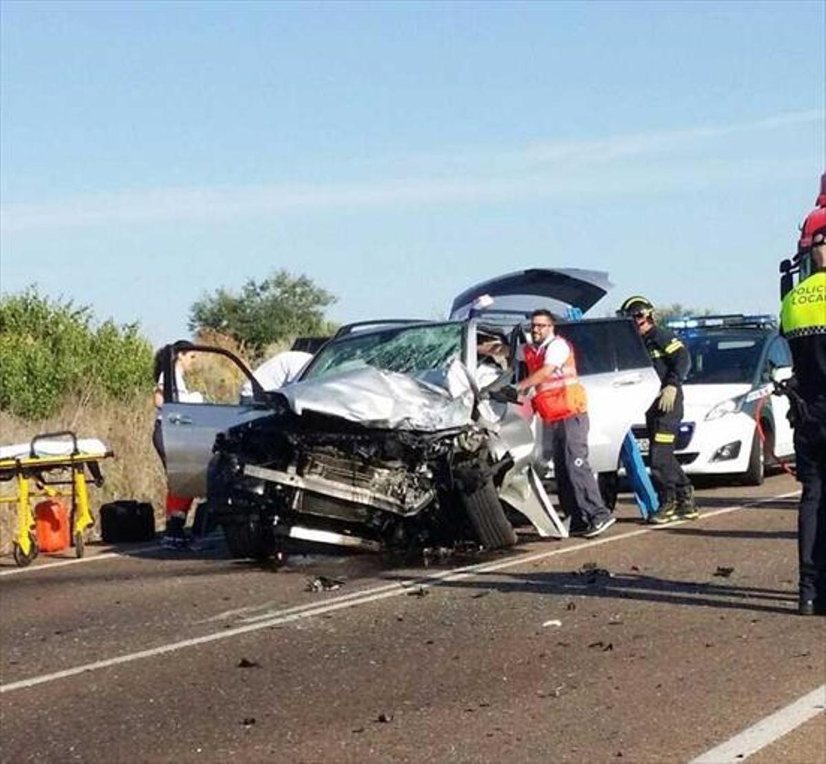 La colisión de dos vehículos en Solana de los Barros acaba con una mujer  muerta y un herido