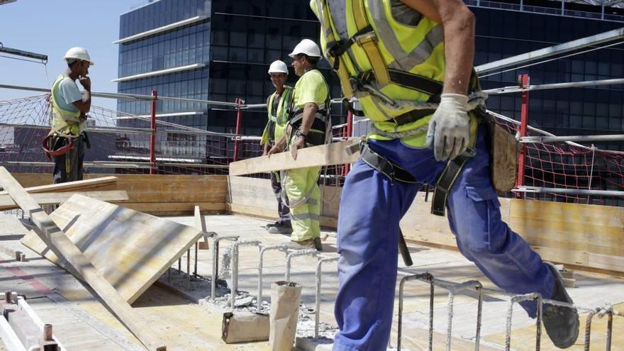 Trabajadores de la construcción en una obra.