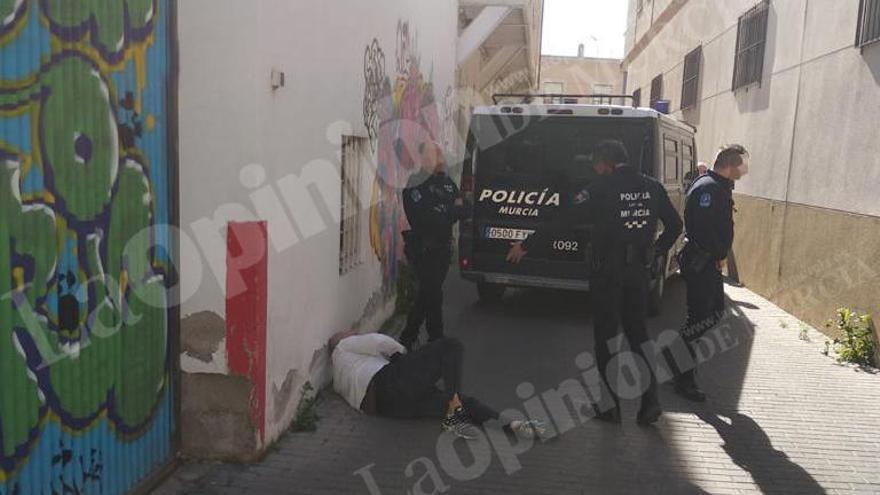 El hombre, detenido en Puente Tocinos.