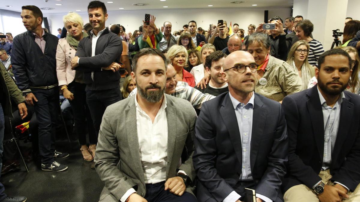 Santiago Abascal junto a Jorge Buxadé e Ignacio Garrida, todos dirigentes de Vox, en la campaña de 2019.