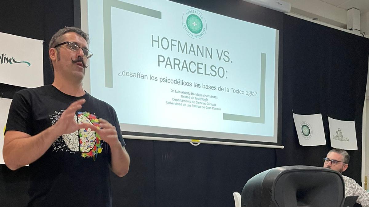 El profesor Luis Alberto Henríquez durante una conferencia.