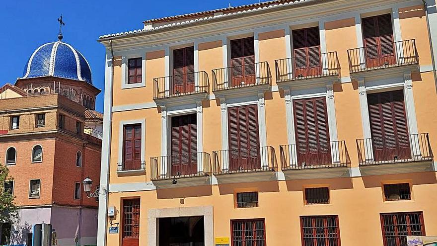 Exterior del edificio de la plaza Tavernes de la Valldigna. | LEVANTE-EMV