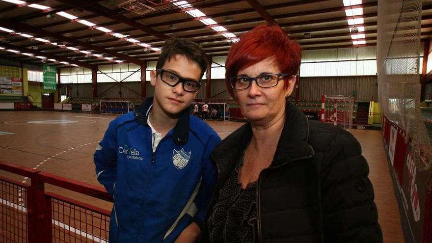 Adrián Díaz junto a su madre, Purificación Rodríguez, en el Coto Ferreiro de A Estrada. // Bernabé/Adrián Rei