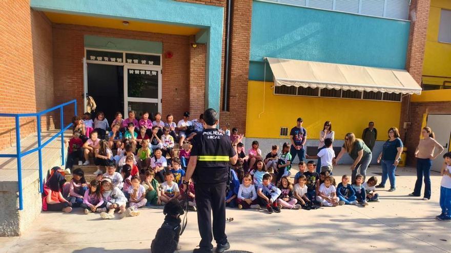 La Policía de Sedaví despliega su unidad canina en colegios para combatir el acoso escolar