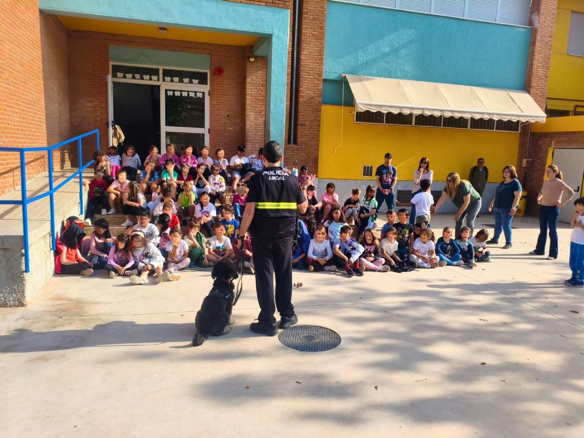 La Policía Local de Sedaví acerca la prevención del acoso escolar a los centros educativos con su unidad canina.