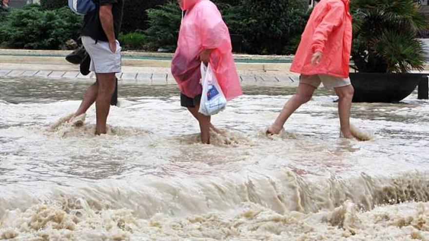 Los viandantes se encontraron con calles anegadas en el término de Finestrat