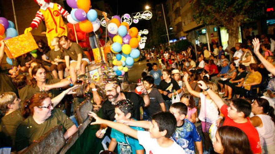 Miles de personas siguieron ayer el desfile de carrozas de Sant Joan, muchos de ellos niños que durante todo el recorrido pedían que les lanzaran caramelos.