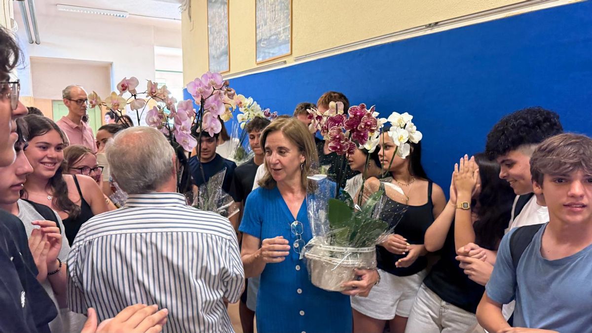 Fernanda Brotons y Antonio Esteve tras recibir aplausos y flores por parte de alumnos y compañeros