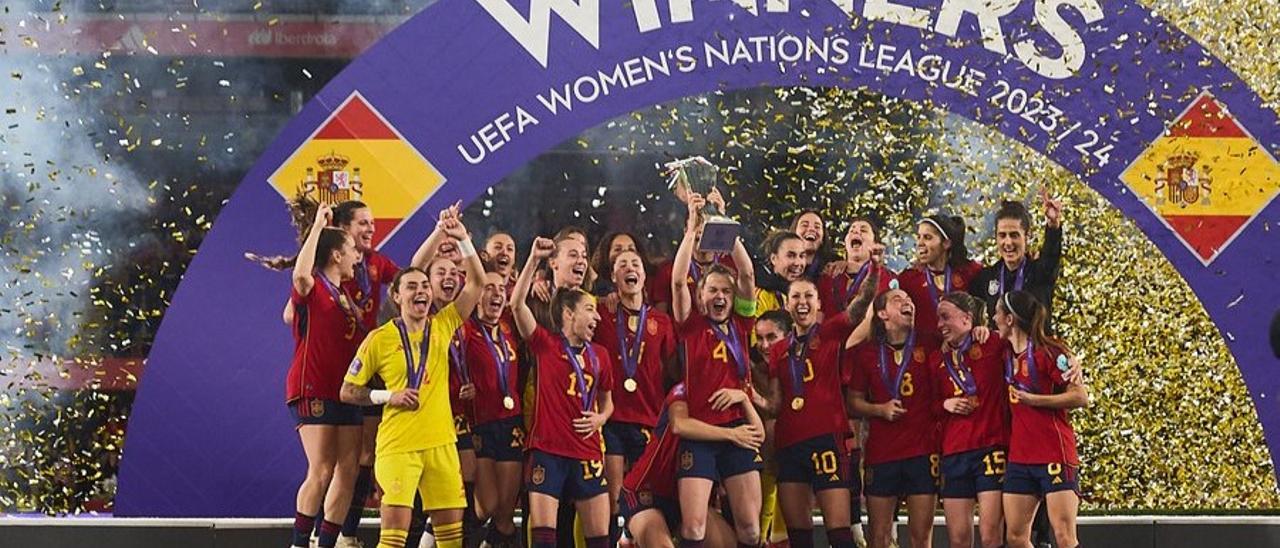 Las jugadoras de la selección española festejan en Sevilla el título de la Liga de las Naciones tras ganar a Francia (2-0).