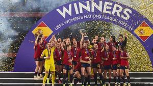 Las jugadoras de la selección española festejan en Sevilla el título de la Liga de las Naciones tras ganar a Francia (2-0).