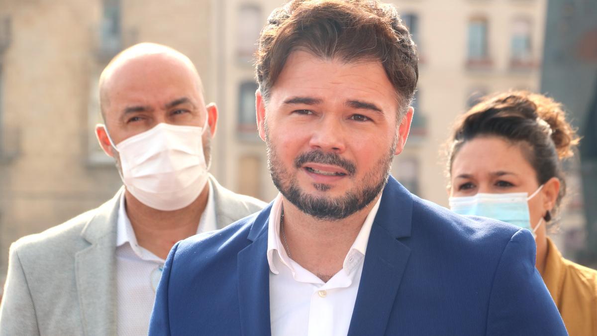 Pla mitjà de Gabriel Rufián a Tortosa, amb el president de la Federació d&#039;ERC a l&#039;Ebre, Albert Salvadó, i la diputada Norma Pujol.