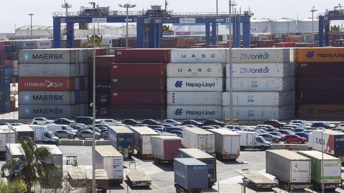 Contenedores en el puerto de València, en una imagen del año pasado.