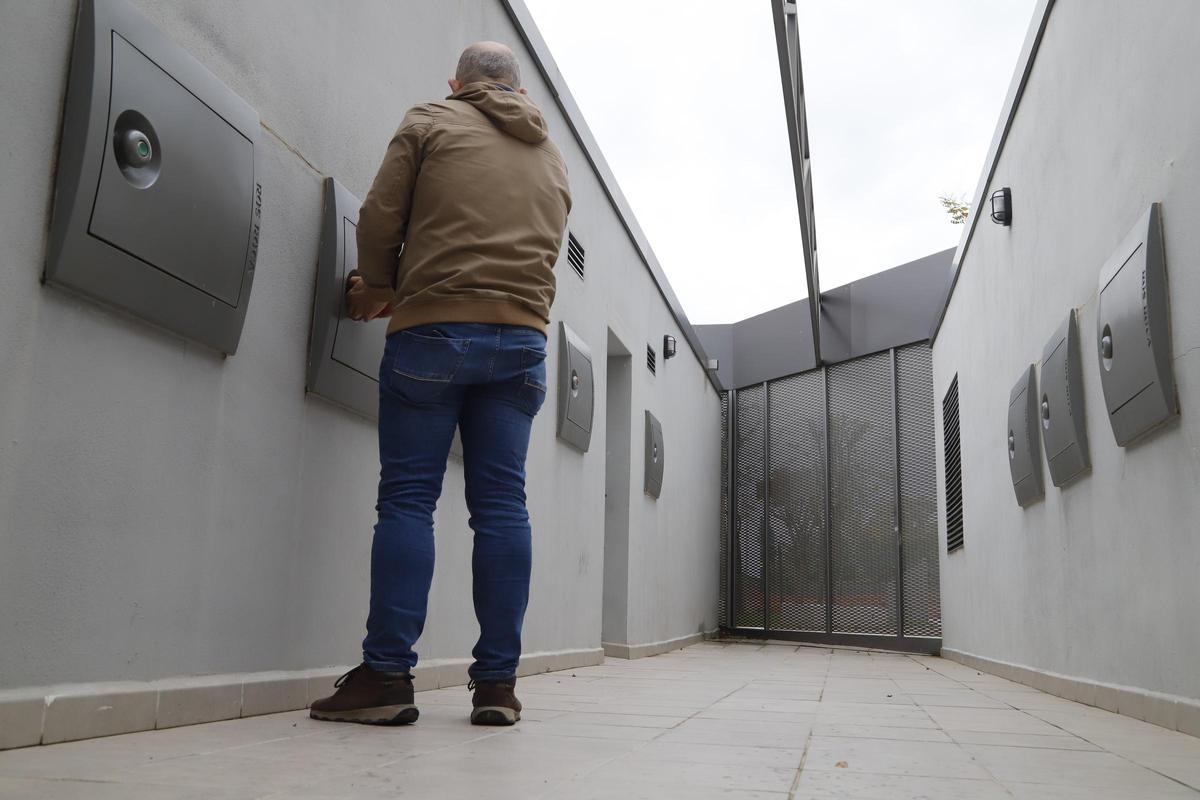 Un hombre deposita la basura en un sistema de recogida neumática.