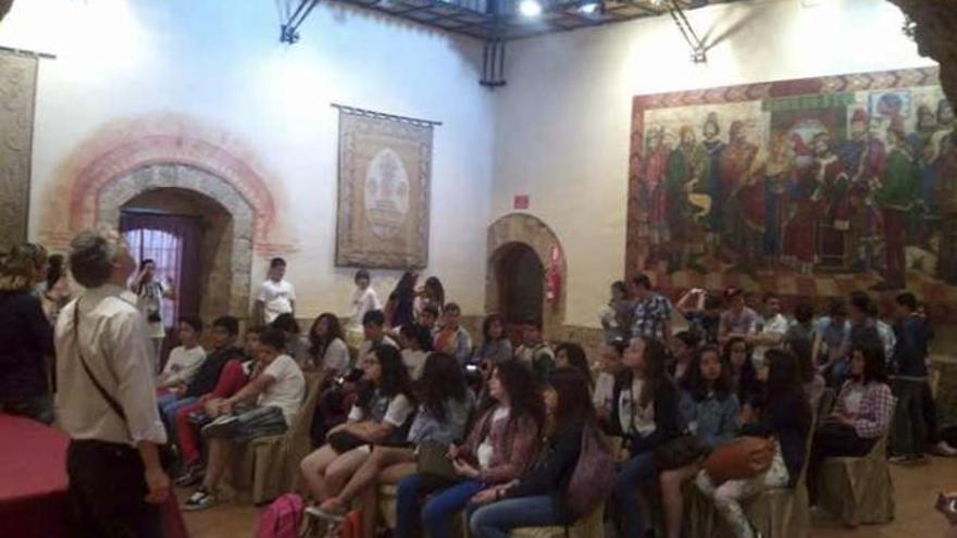 Alumnos y alumnas durante su visita al Parador de Turismo de Benavente, ayer por la mañana.