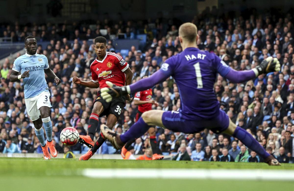 NVR003. Manchester (United Kingdom), 20/03/2016.- Manchester United's Marcus Rashford (C) scores against Manchester City's goalkeeper Joe Hart (R) during the English Premier League soccer match between Manchester City and Manchester United in Manchester, Britain, 20 March 2016. EFE/EPA/NIGEL RODDIS EDITORIAL USE ONLY. No use with unauthorized audio, video, data, fixture lists, club/league logos or 'live' services. Online in-match use limited to 75 images, no video emulation. No use in betting, games or single club/league/player publications.. HORIZONTAL
