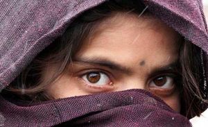 Una nena afganesa mira el fotògraf en un camp de refugiats a Kabul (Afganistan).