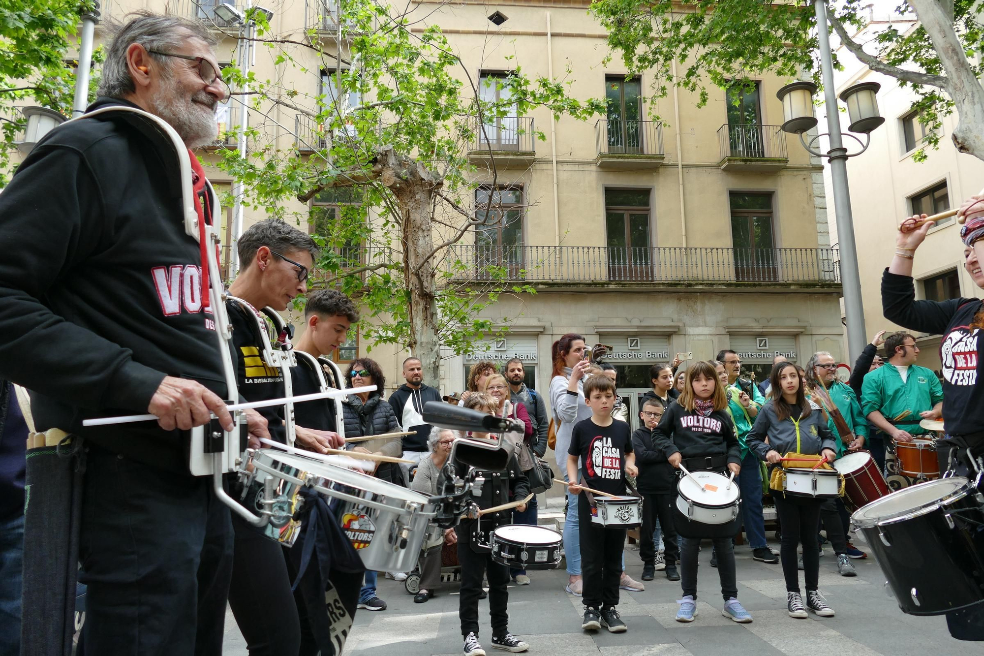 Figueres ressona amb una gran batucada de Santa Creu