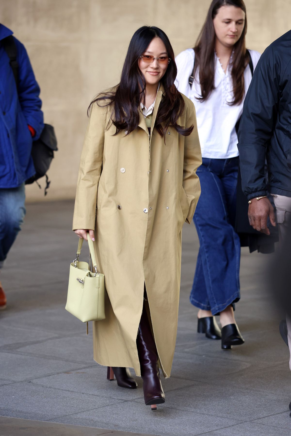 Yerin Ha con un trench largo y bolso verde pistacho