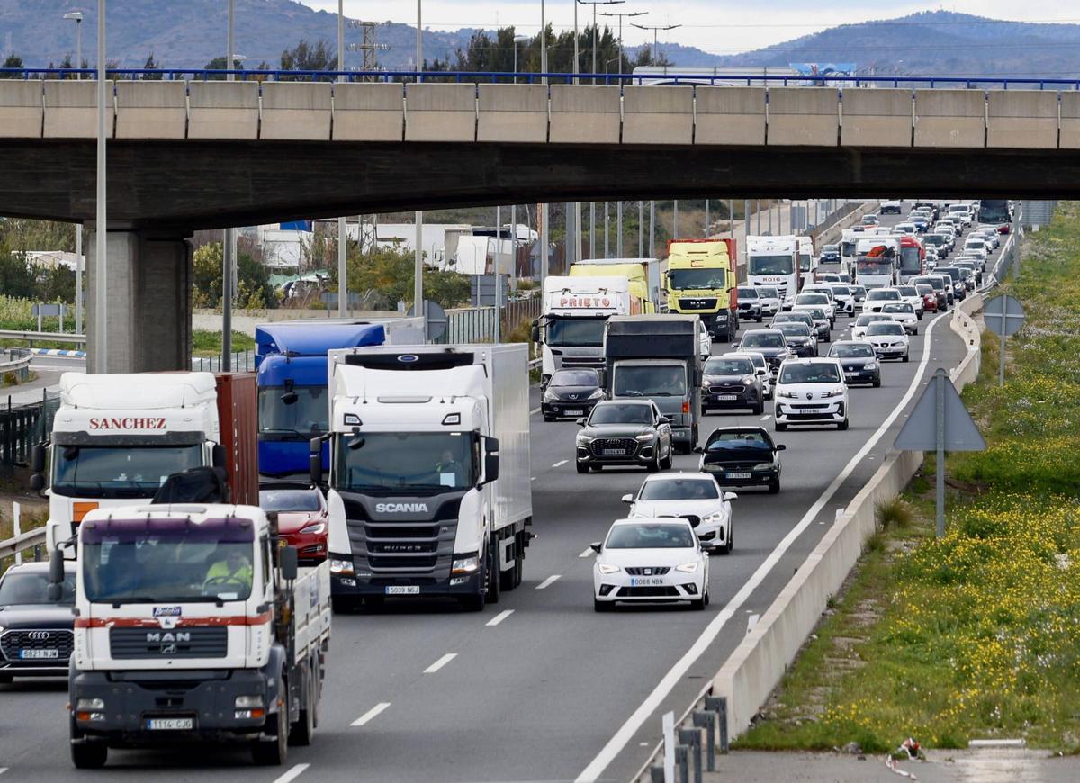 Camiones y coches en A3